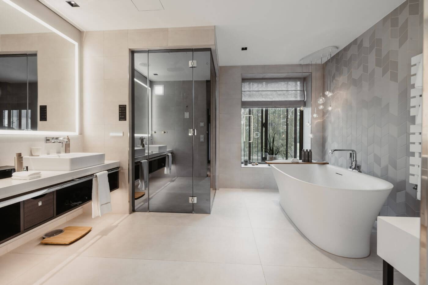 Modernes Badezimmer mit Dusche, beleuchtetem Spiegel und Badewanne am Fenster