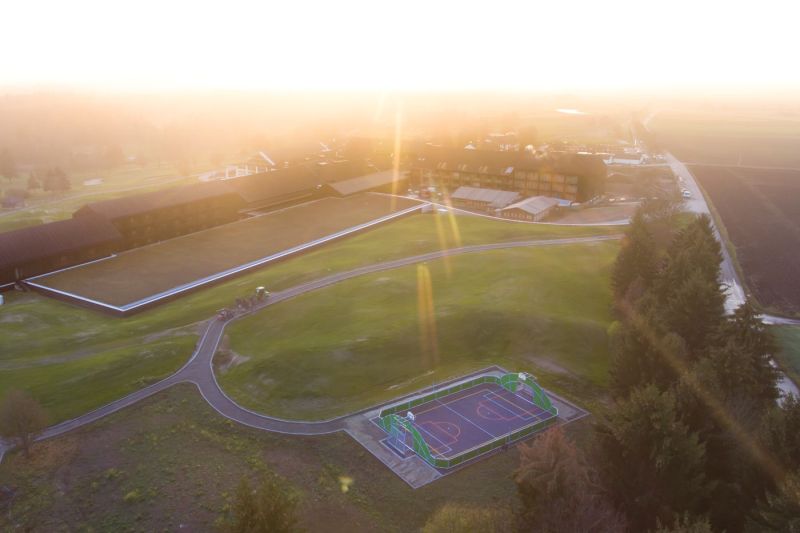 Weitläufiges Gelände des Golfhotels mit Basketballplatz aus der Vogelperspektive