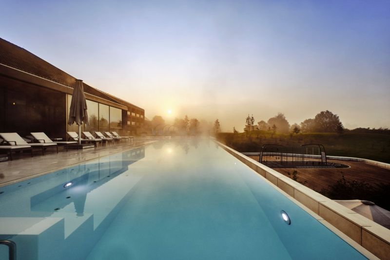 Infinity-Pool des Wellnesshotels im Schwarzwald bei Sonnenuntergang