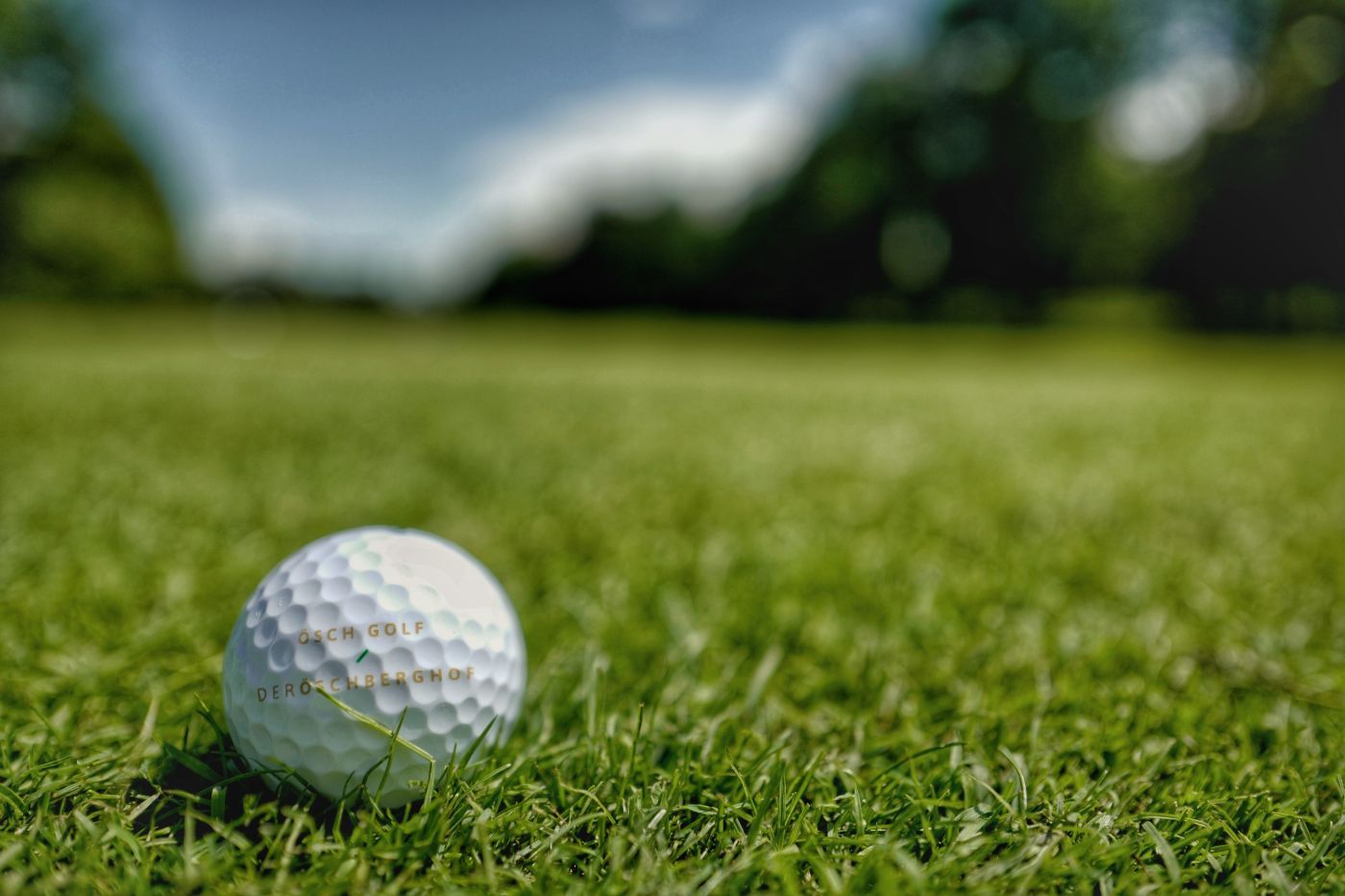 Öschberghof Golfball liegt auf dem Rasen