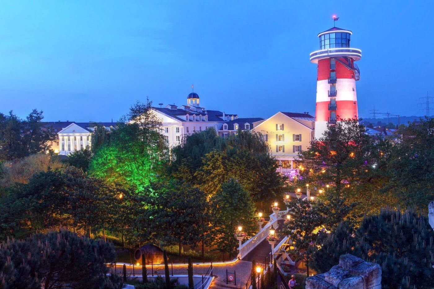 Die Hotels im Europa-Park in der Abendbeleuchtung