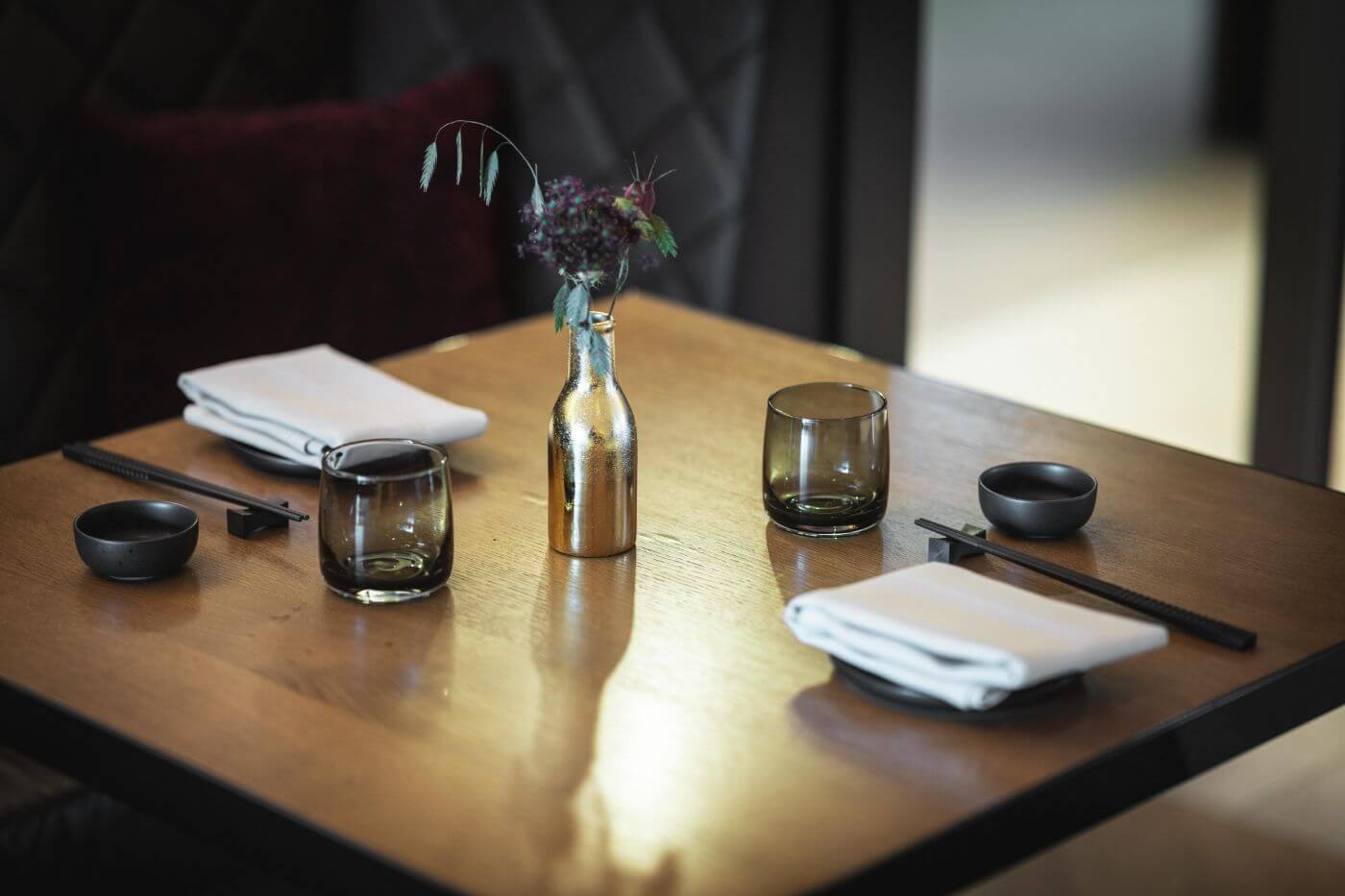 Gedeckter Tisch mit schwarzen Essstäbchen im Sushirestaurant in Donaueschingen